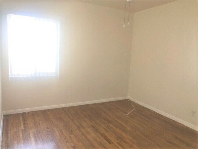 Building Photo - Spacious and bright  1bed/1bath