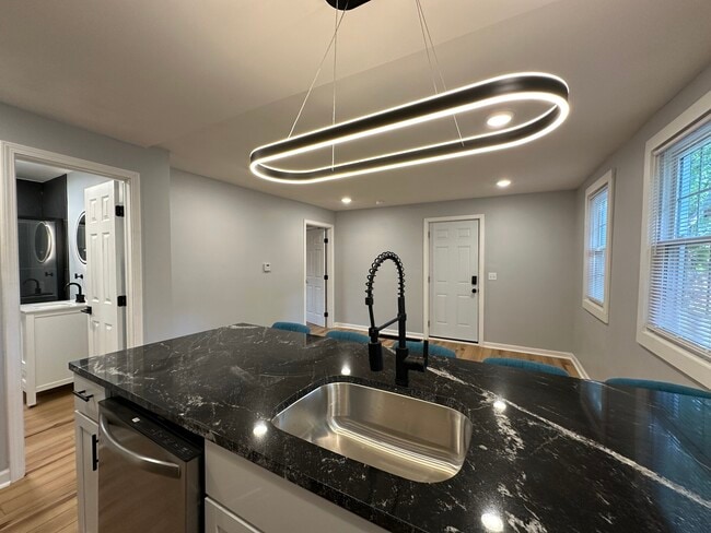 Building Photo - 408 E Laurel St