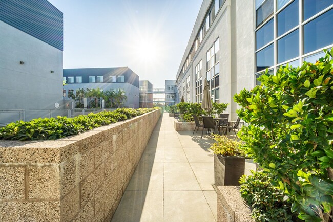 Building Photo - Spacious 2 Bedroom, 2 Bathroom Loft in Historic Downtown Anaheim