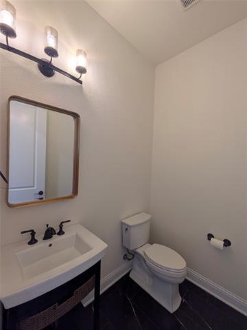 Building Photo - 913 Jamestown Ln