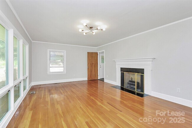 Building Photo - 207 Oak Dr