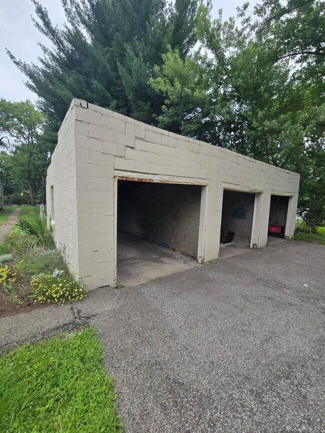 Building Photo - 614-618 Field Club Rd.