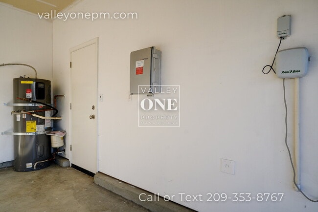 Building Photo - LIKE-NEW SOLAR POWERED HOME, BUILT 2022