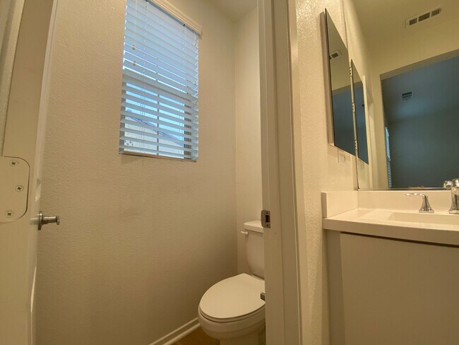 Building Photo - 3 bed, 3.5bath wihtin The Pacific Ridge Community in Oceanside