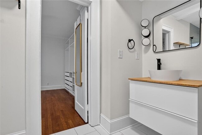 Building Photo - 824 Greenwood Ave NE