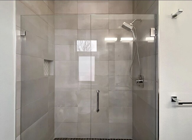 Building Photo - Modern 4BD, 3BA LoHi Townhome with Rooftop Deck