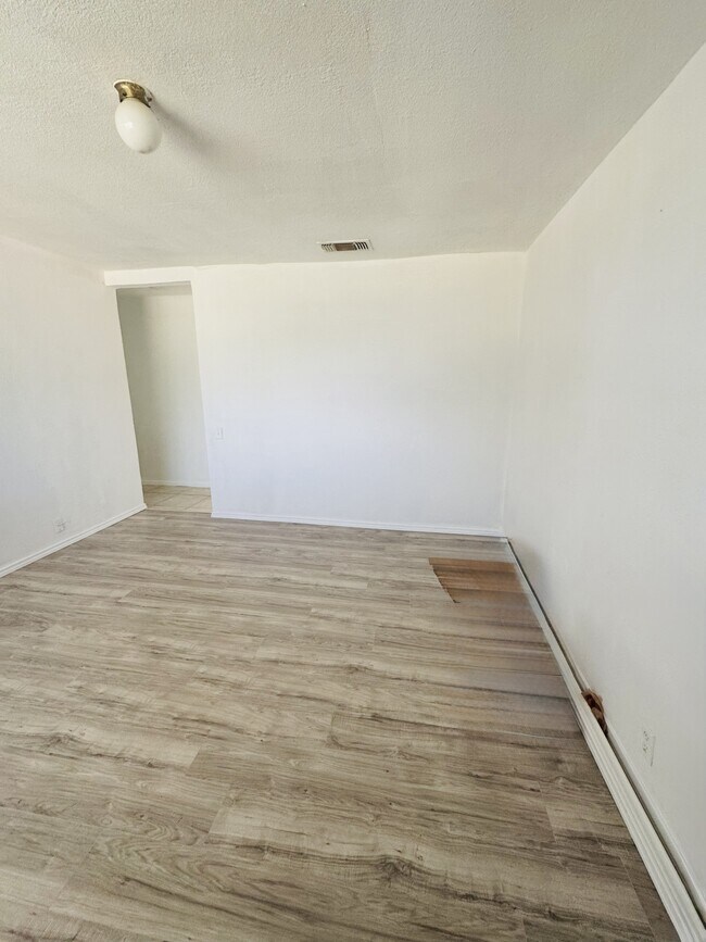 Building Photo - 1807 Westcliff Dr