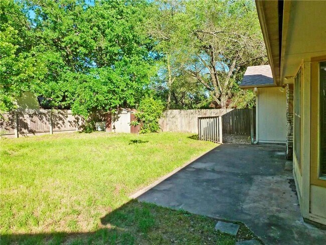 Building Photo - 906 Acorn Oaks Dr
