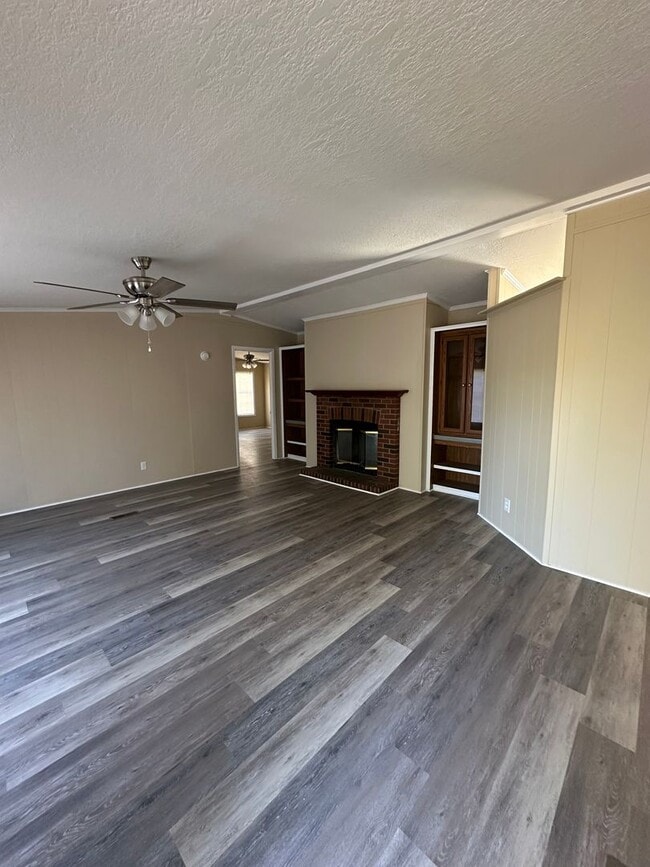 Building Photo - 3 Bed 2 Bath Waterfront Property - Now Available