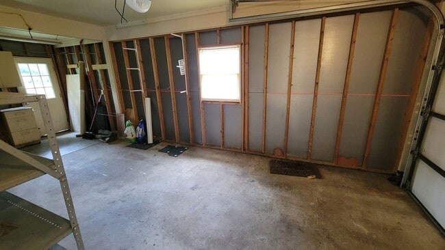 Building Photo - Stunning 4 Bedroom 2.5 Bathroom 3-Level Ho...