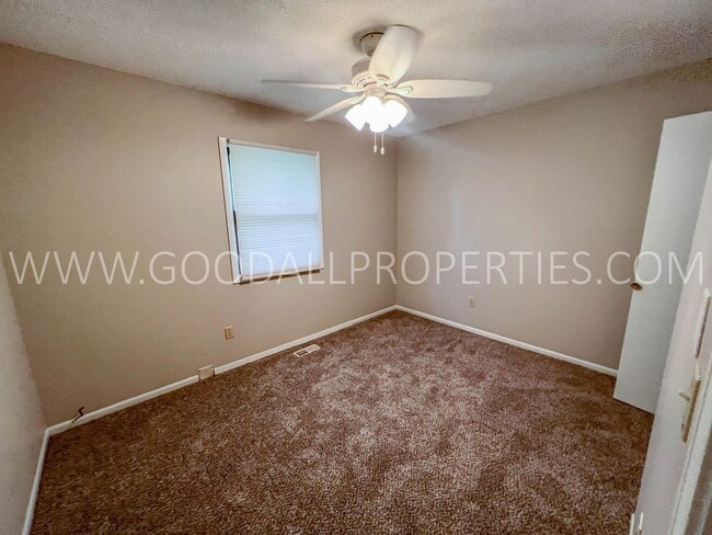 Building Photo - 4 Bedroom 2 Bathroom Home in Altoona with a 2-Car detached garage