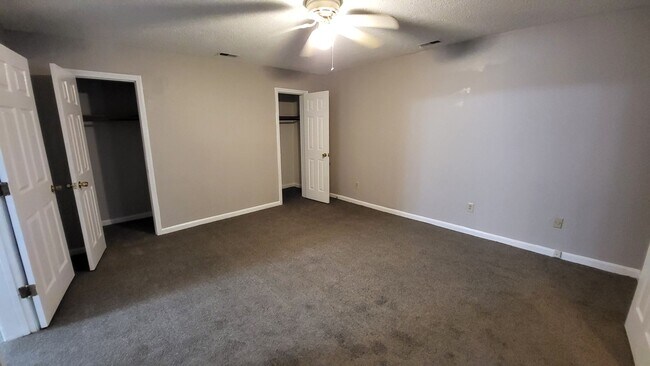 Building Photo - 801 E 6th St