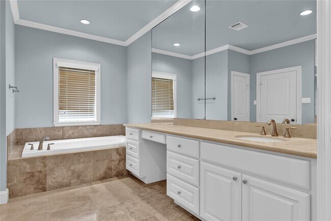 Building Photo - 4631 Regent Manor Dr