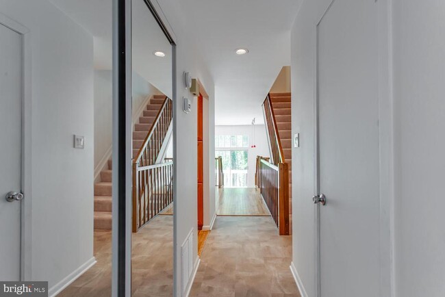 Building Photo - 11121 Watermans Dr