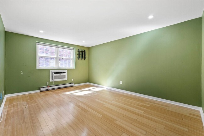 Building Photo - 116 Sycamore St