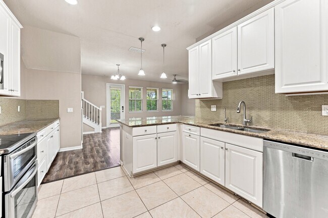 Building Photo - Stunning 3 BR + LOFT / 2.5 BA/ 2-Car-Garage Townhome in GATED community!