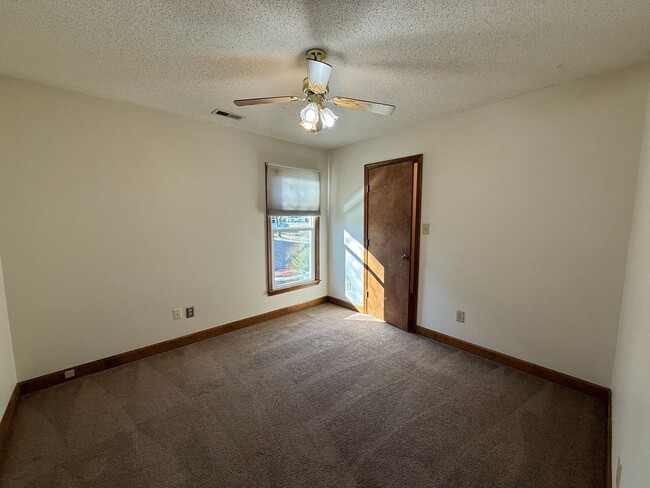 Building Photo - Nice 3 bedroom, 2 bath House