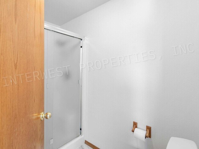 Building Photo - 4+ Bedroom Tigard Home With a Beautiful Vi...
