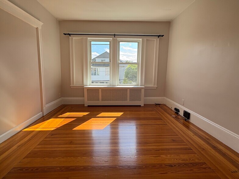 Building Photo - 18 Alexander Ave