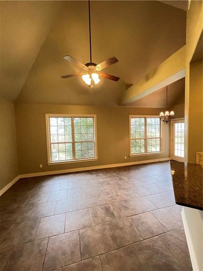 Building Photo - Large 4 bedroom home in established neighborhood