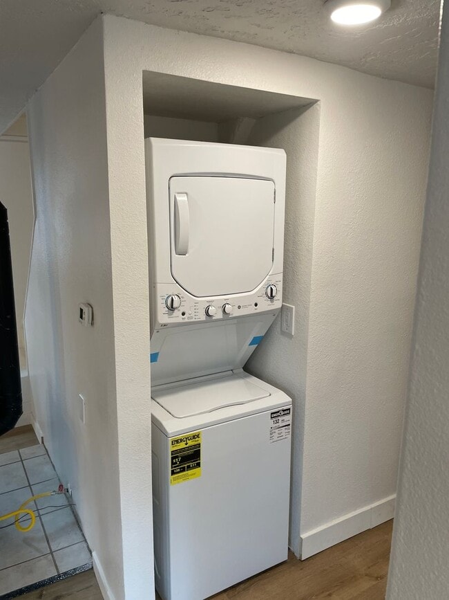 Building Photo - 2 Bed / 1 Bath House in Quiet West Salem Hills!!! $99 First Month's Rent!