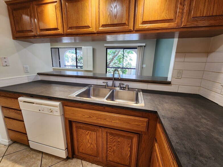 Building Photo - 1502 Rock Glen Ave