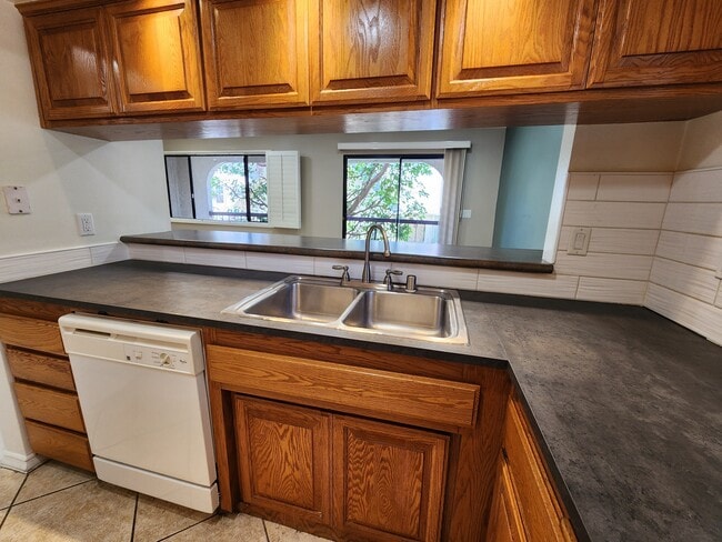 Building Photo - 1502 Rock Glen Ave