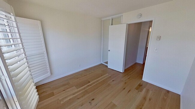 Building Photo - Spacious 3 bed / 3 bath in the More Mesa area