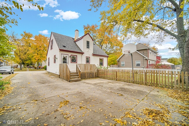 Building Photo - 6661 Glenview Dr