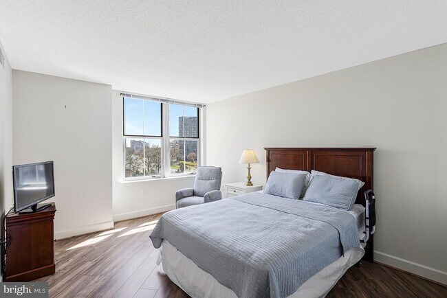 Building Photo - 11800 Sunset Hills Rd