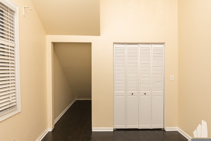 Building Photo - 3859 N Ravenswood Ave