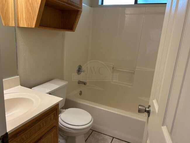 Building Photo - 914 McDaniel Cir