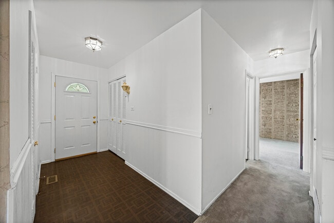 Building Photo - 21W256 Briarcliff Rd