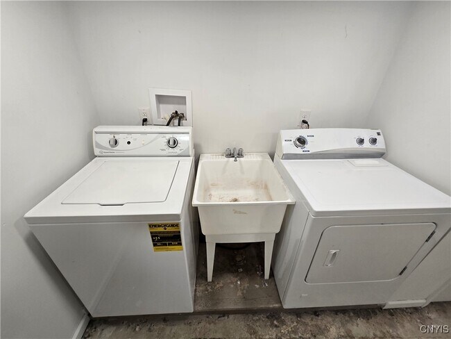 Building Photo - 205 Elmbrook Dr