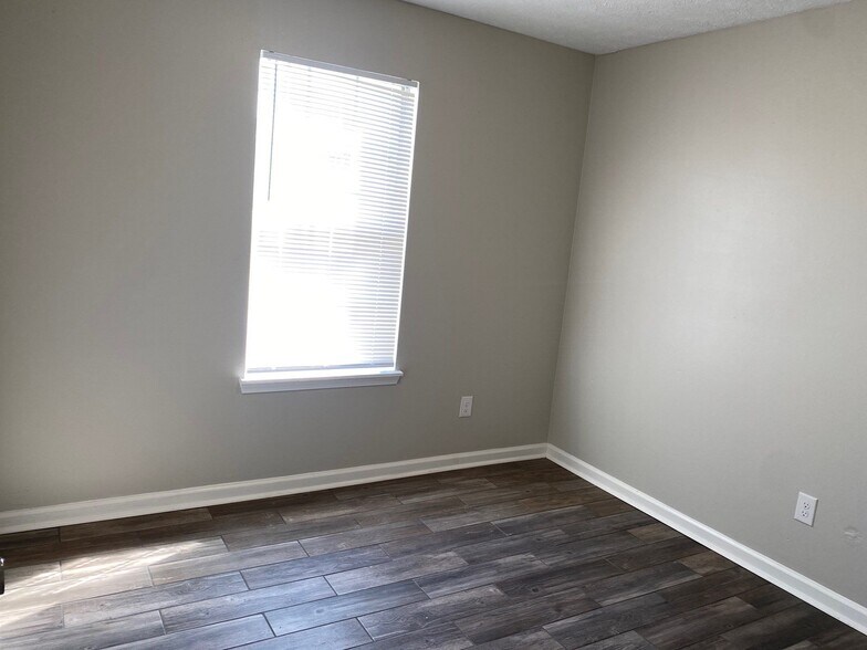 Building Photo - 79 Iris Dr