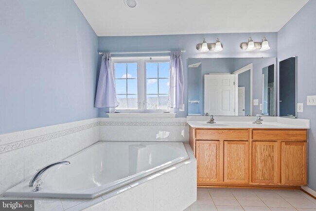 Building Photo - 2460 Five Fathom Cir