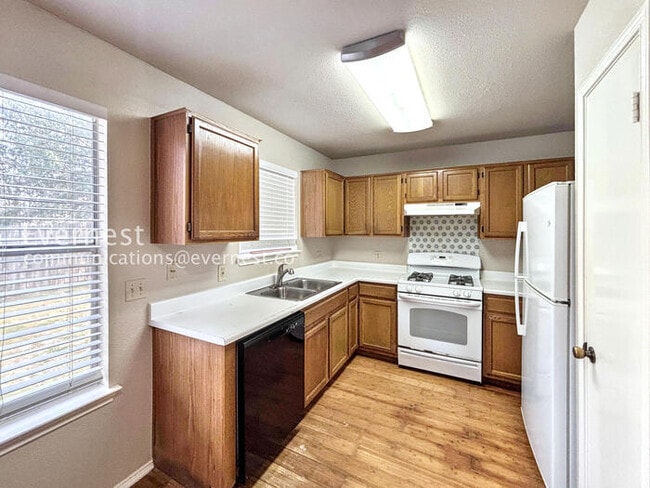 Building Photo - PROMO: Get 50% off the first month’s rent when you sign the lease today!  / 4 Bed, 2.5 Bath with ...