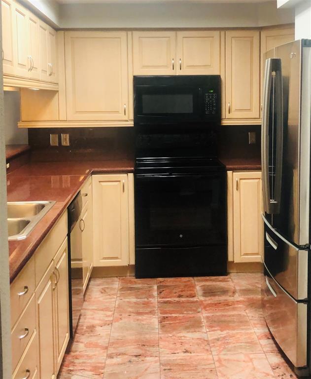 Building Photo - 7505 Memorial Woods Dr