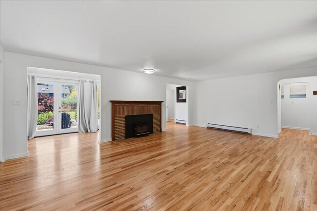 Building Photo - 3bd/1.75ba Shoreline Home