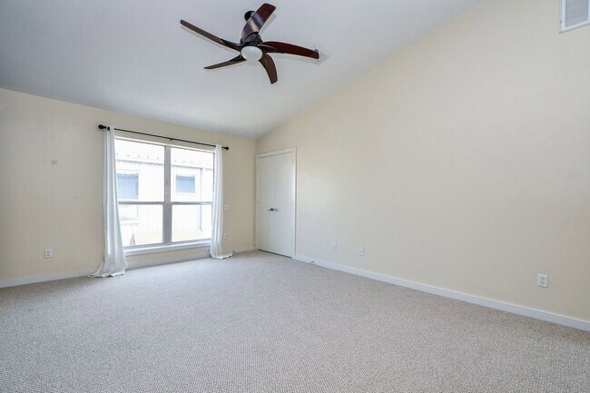 Building Photo - 824 Robin St