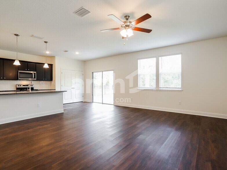 Building Photo - 301 Banyan Frst Dr