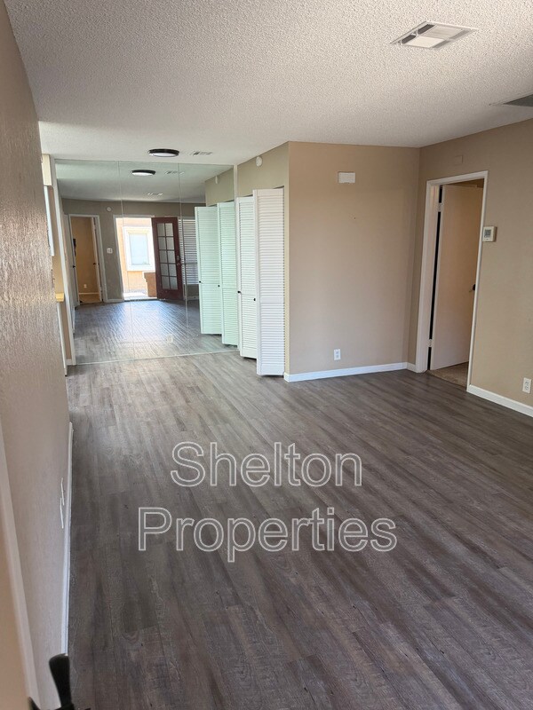 Building Photo - 501 W Tonopah Dr