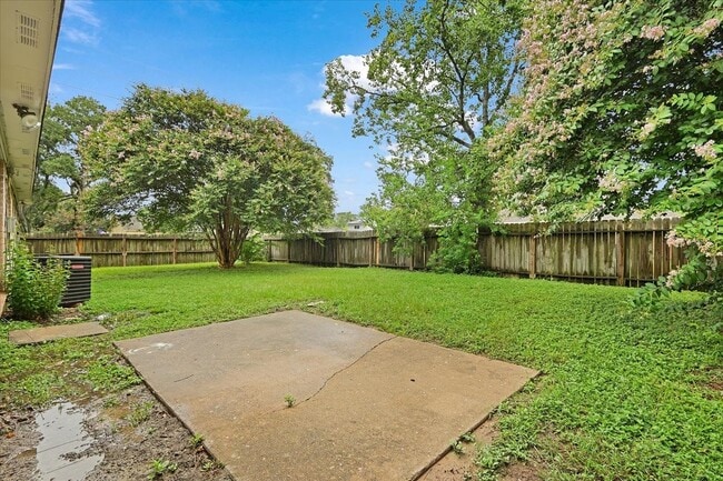 Building Photo - 2601 Village Circle Dr Dr
