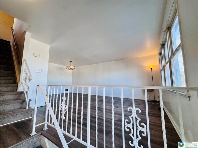 Building Photo - 235 Vista Dr