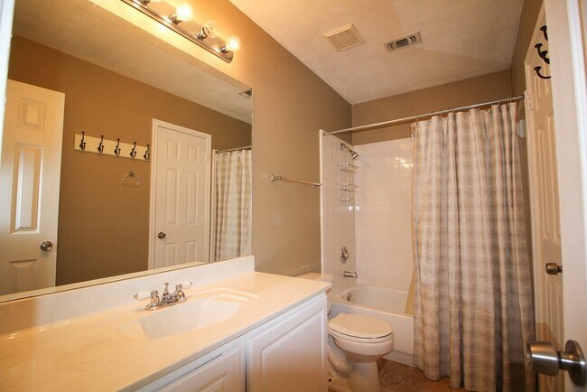 Building Photo - Beautiful home in Helotes. 3 Bedroom, 2 1/2 Bath Move In June 10th!