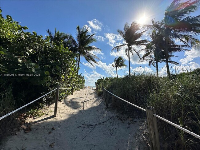 Building Photo - 1621 Collins Ave
