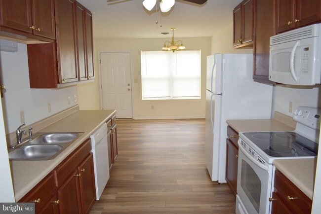 Building Photo - 2752 Roosevelt Dr