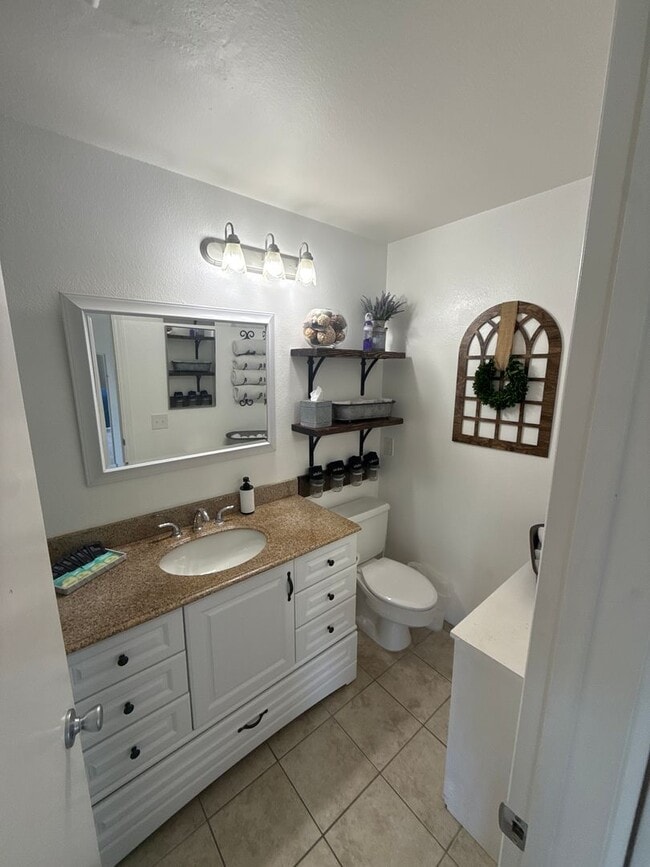 Building Photo - 2BR / 2.5BA Townhome in Prime Solana Beach...