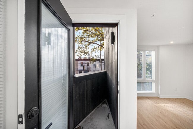 Building Photo - Fairmount/Brewery town gorgeous luxury apartment home, oversized rooms