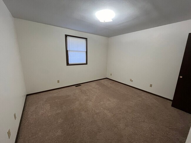 Building Photo - 225 Teakwood Dr